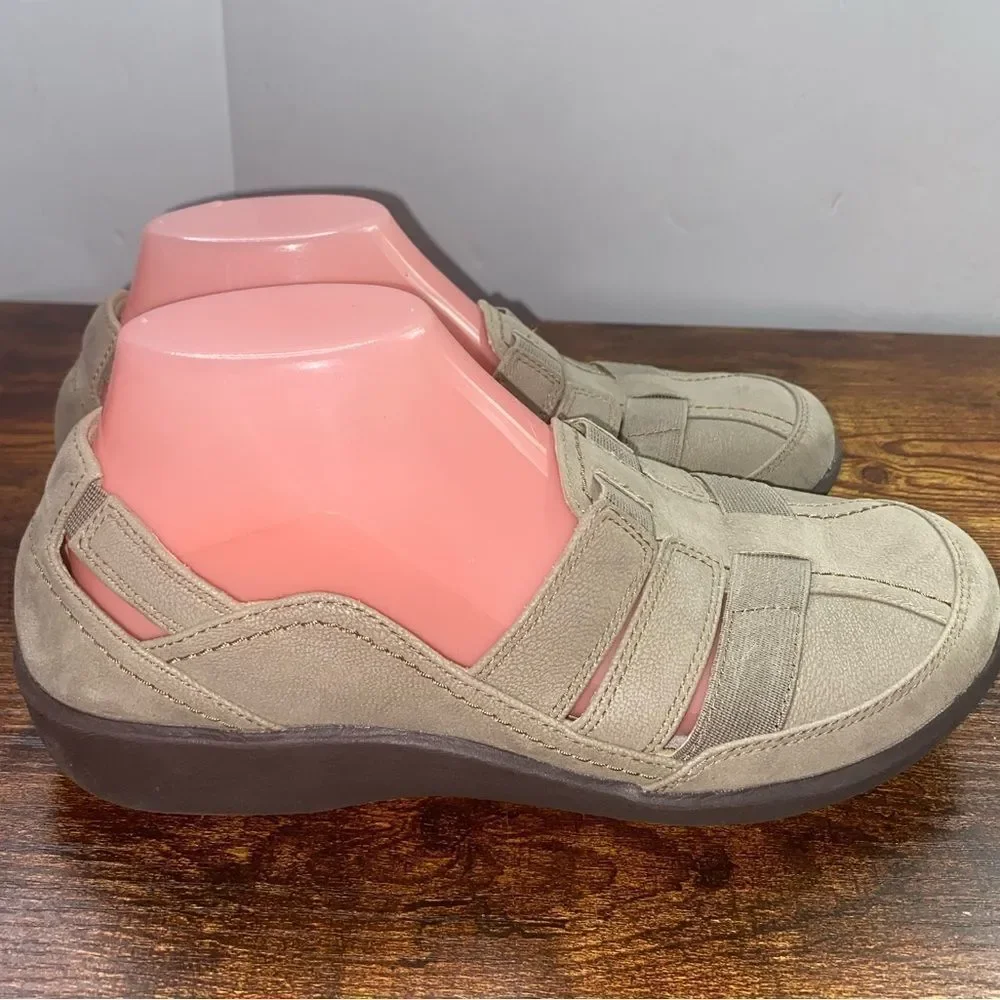Cloudsteppers by Clark’s Slip On Sand Beige Sneakers Sandal Shoes Wm’s Size 8